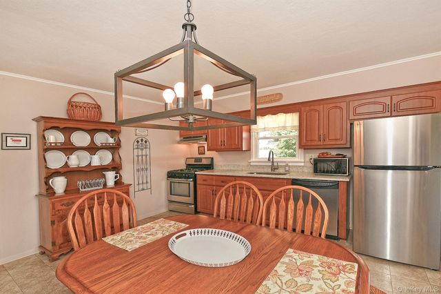 61 Newton Boulevard, Ronkonkoma, NY 11779