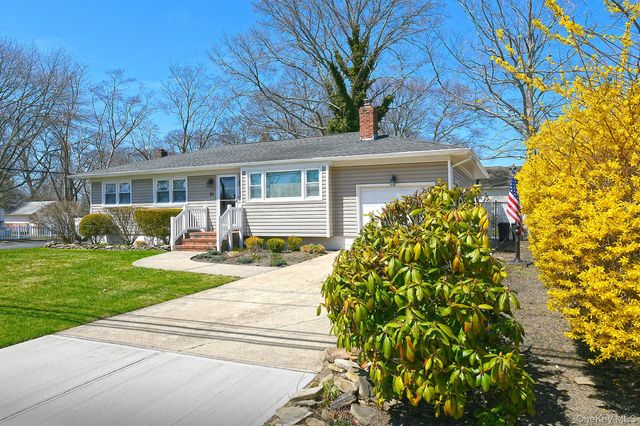 61 Newton Boulevard, Ronkonkoma, NY 11779