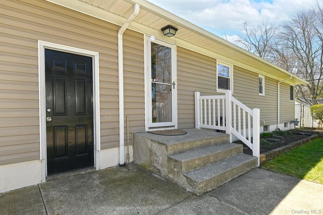 61 Newton Boulevard, Ronkonkoma, NY 11779