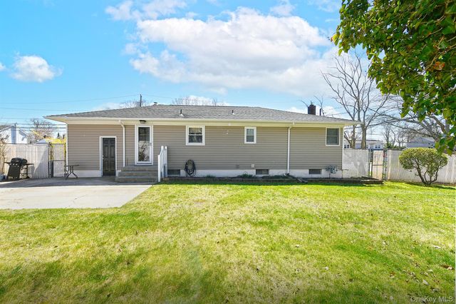 61 Newton Boulevard, Ronkonkoma, NY 11779