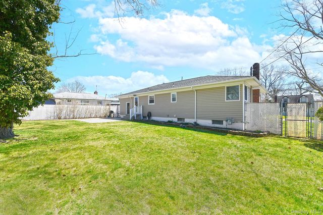 61 Newton Boulevard, Ronkonkoma, NY 11779