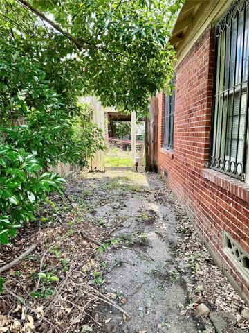105 Dresden Street, Houston, TX 77012