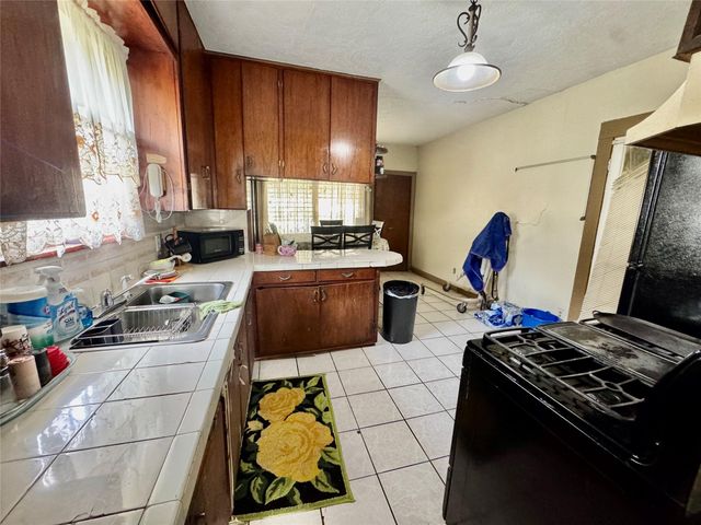 105 Dresden Street, Houston, TX 77012