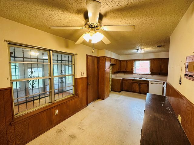 1138 Usher Street, Benbrook, TX 76126