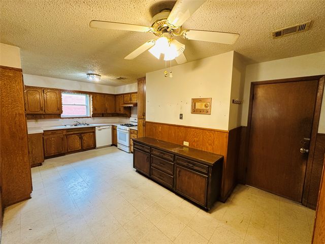 1138 Usher Street, Benbrook, TX 76126