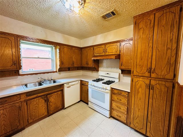 1138 Usher Street, Benbrook, TX 76126