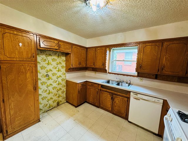 1138 Usher Street, Benbrook, TX 76126