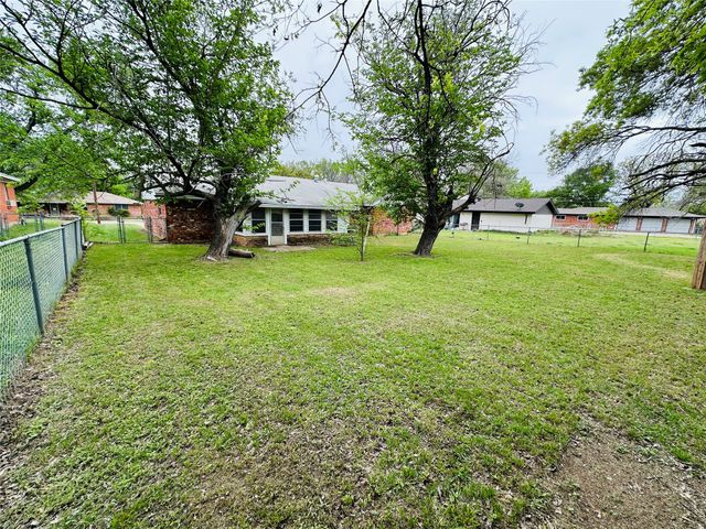 1138 Usher Street, Benbrook, TX 76126