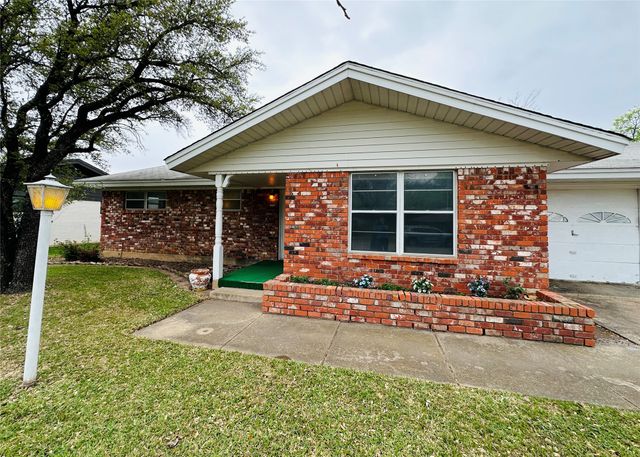 1138 Usher Street, Benbrook, TX 76126