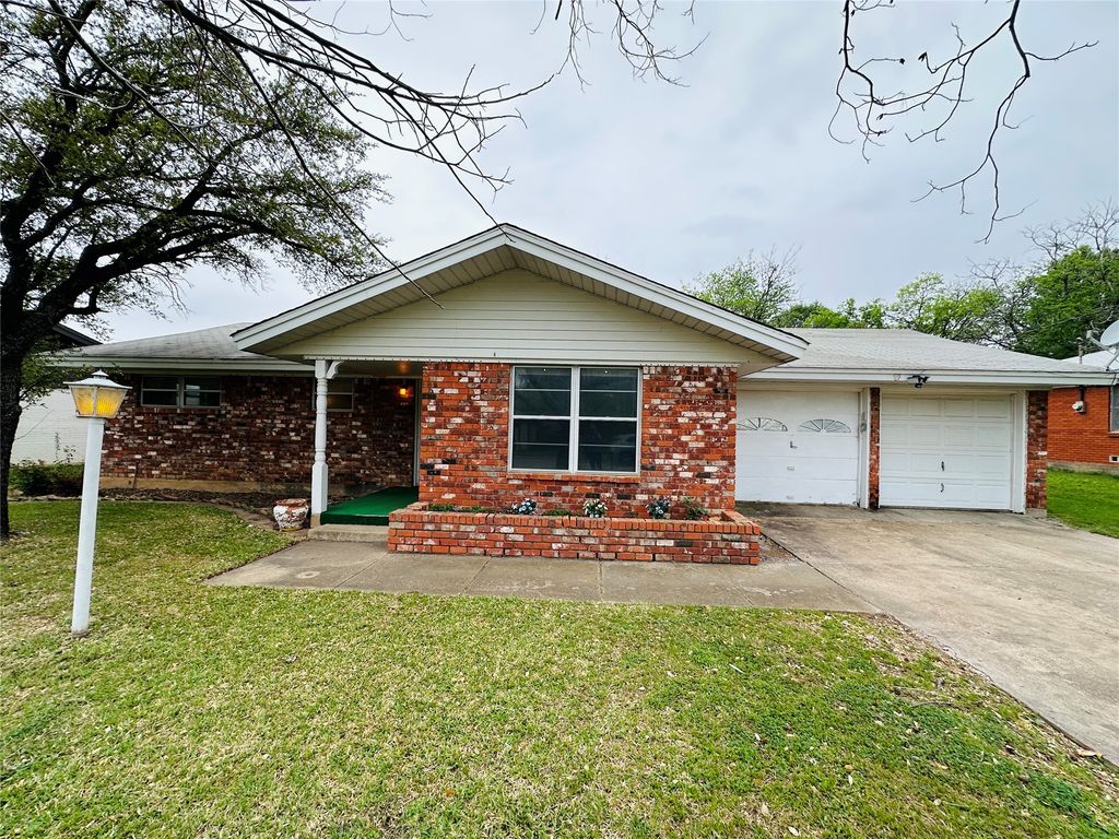 1138 Usher Street, Benbrook, TX 76126