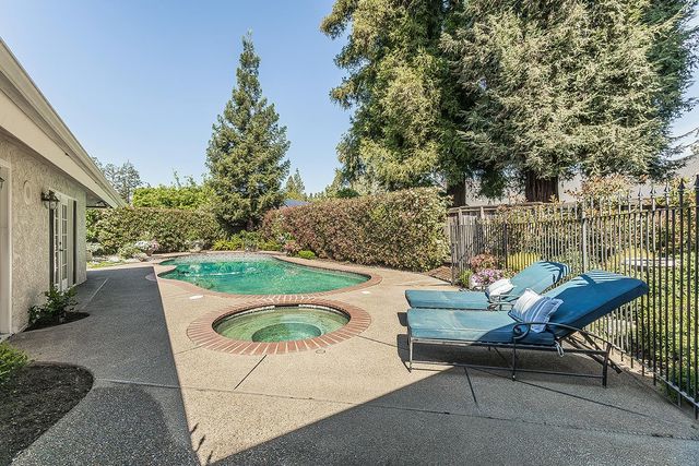 598 E Serena Avenue, Fresno, CA 93720