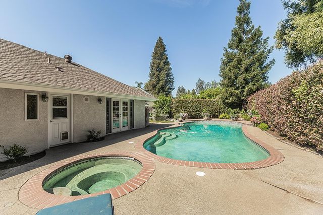 598 E Serena Avenue, Fresno, CA 93720