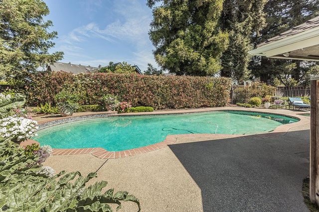 598 E Serena Avenue, Fresno, CA 93720