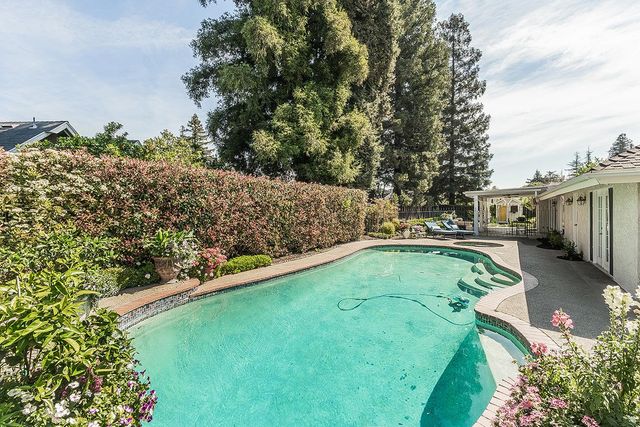 598 E Serena Avenue, Fresno, CA 93720