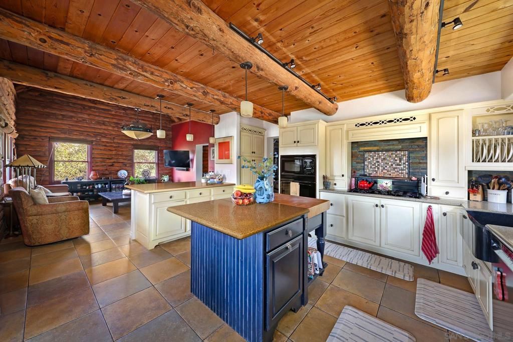 Image 10 of property listing at 12052 Sky View Dr, Valley Center, CA 92082