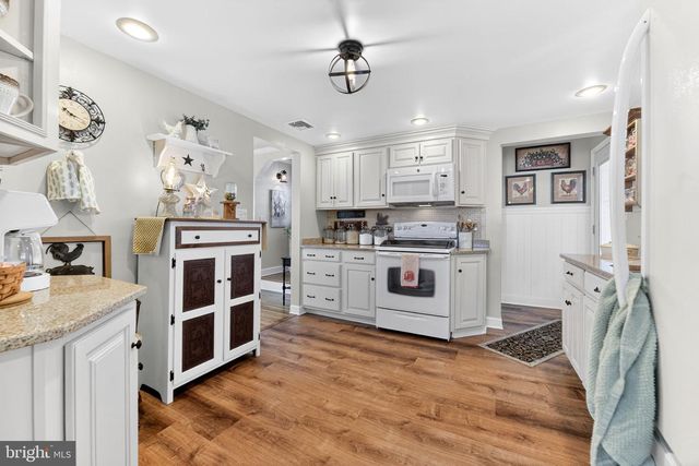 926 BUTTONWOOD ST, Emmaus, PA 18049