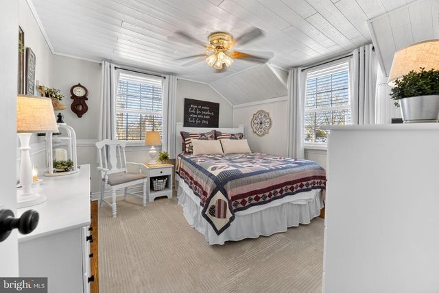 926 BUTTONWOOD ST, Emmaus, PA 18049