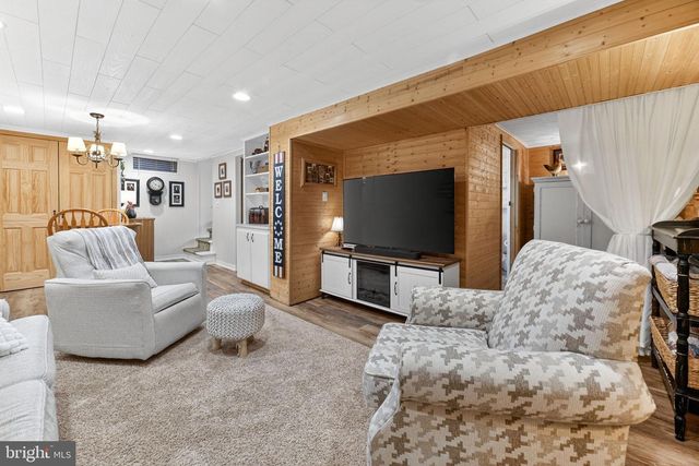 926 BUTTONWOOD ST, Emmaus, PA 18049