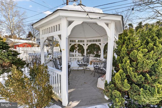 926 BUTTONWOOD ST, Emmaus, PA 18049