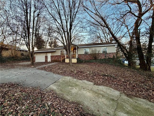 6424 S 16th Street, St Joseph, MO 64504