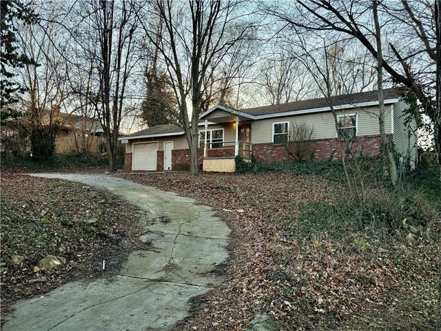 6424 S 16th Street, St Joseph, MO 64504