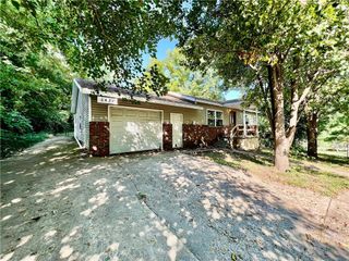 6424 S 16th Street, St Joseph, MO 64504