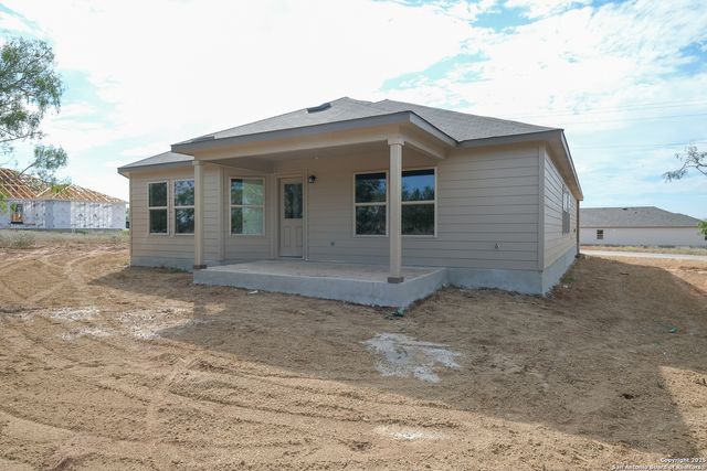141 Cheyenne Drive, Floresville, TX 78114