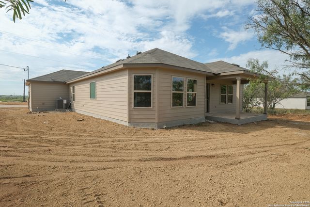 141 Cheyenne Drive, Floresville, TX 78114