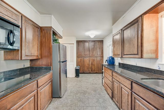 1719 W Day Street, Denison, TX 75020