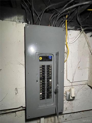 435 Adrian Drive, St Louis, MO 63137