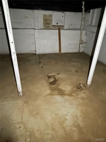 435 Adrian Drive, St Louis, MO 63137