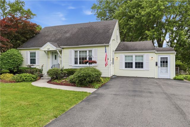 27 Meadow View Dr Lane, Penfield, NY 14526