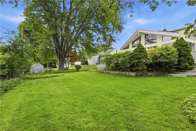 27 Meadow View Dr Lane, Penfield, NY 14526