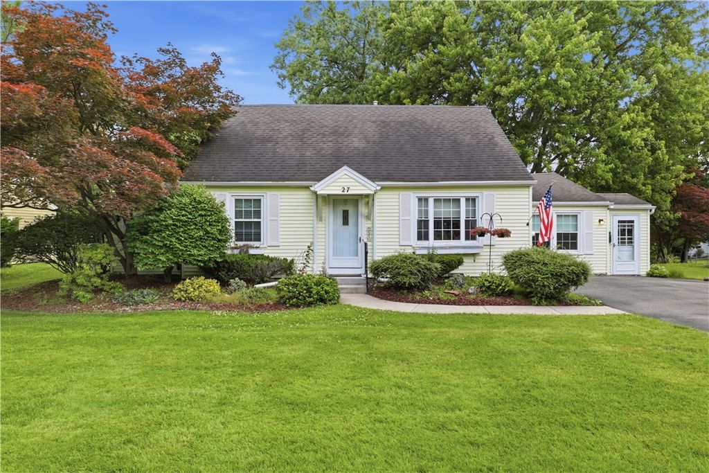 27 Meadow View Dr Lane, Penfield, NY 14526