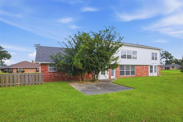 1335 S Chateau Circle, Lake Charles, LA 70605