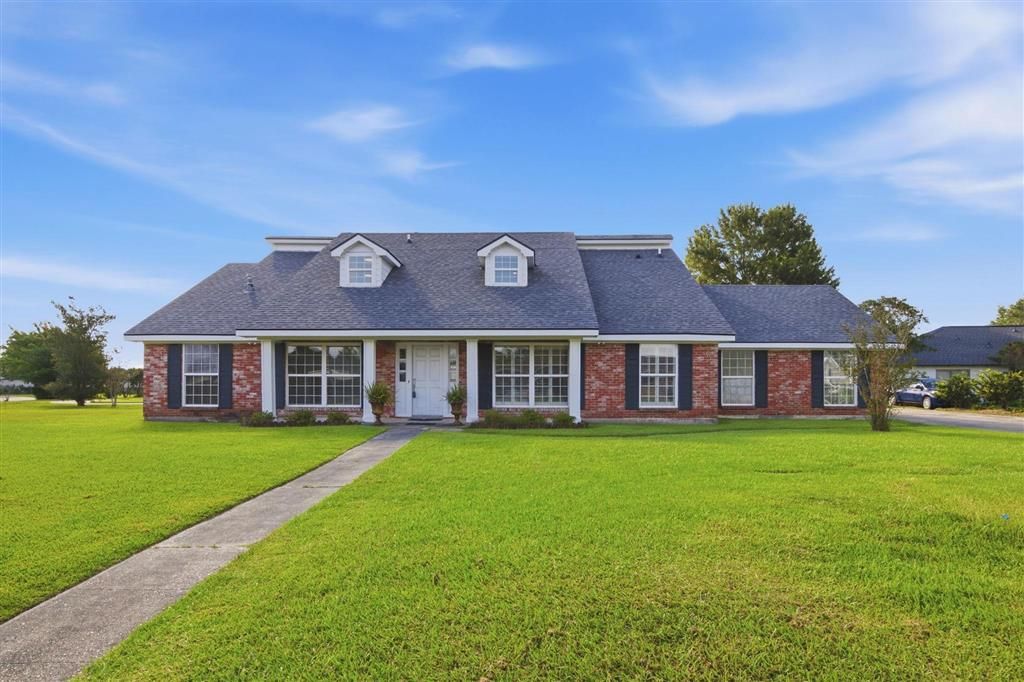 1335 S Chateau Circle, Lake Charles, LA 70605