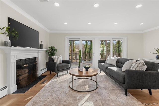 27 Valley Avenue, Locust Valley, NY 11560