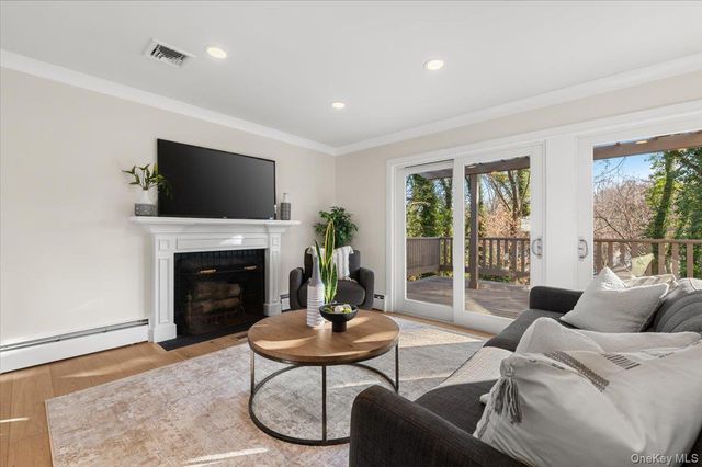 27 Valley Avenue, Locust Valley, NY 11560