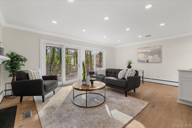 27 Valley Avenue, Locust Valley, NY 11560