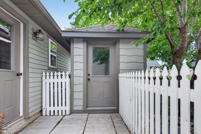 415 N Oakwood AVENUE, Oconomowoc, WI 53066