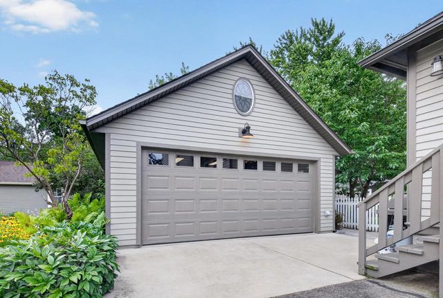 415 N Oakwood AVENUE, Oconomowoc, WI 53066