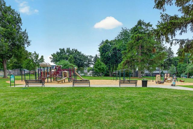 415 N Oakwood AVENUE, Oconomowoc, WI 53066