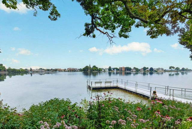 415 N Oakwood AVENUE, Oconomowoc, WI 53066