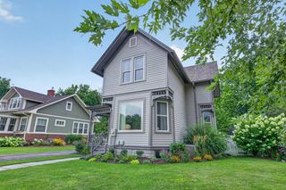 415 N Oakwood AVENUE, Oconomowoc, WI 53066