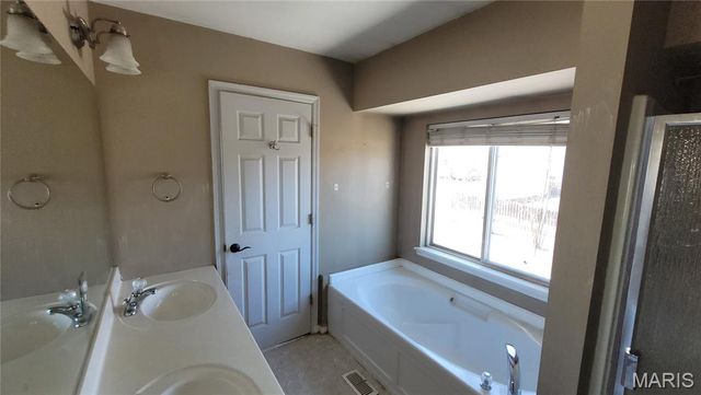 25 Owls Rest Court, Winfield, MO 63389