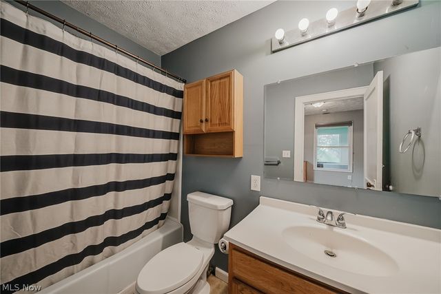 2821 Nesmith Lake Boulevard, Akron, OH 44314