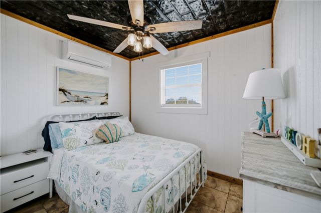 117 Pompano Dr, Rockport, TX 78382