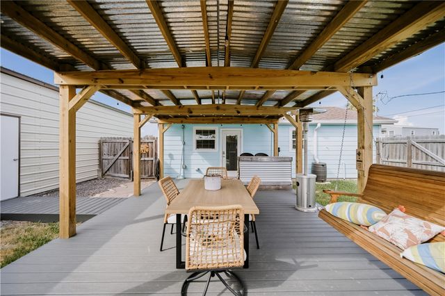 117 Pompano Dr, Rockport, TX 78382