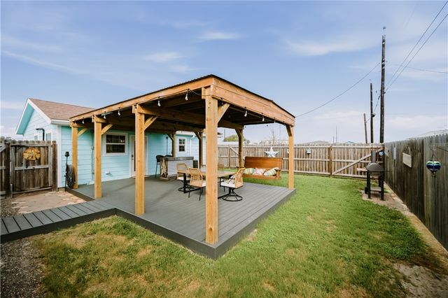 117 Pompano Dr, Rockport, TX 78382