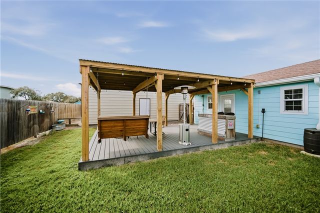 117 Pompano Dr, Rockport, TX 78382